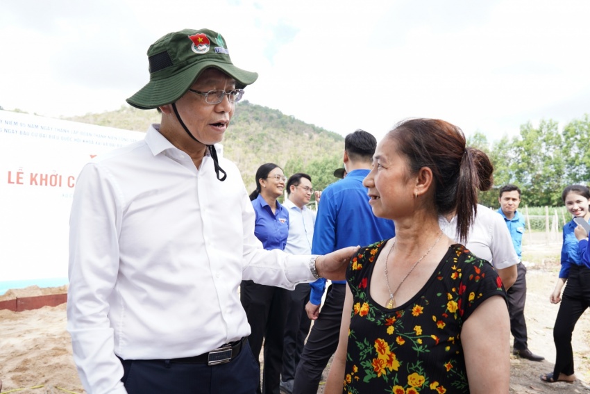 Đồng chí Trần Quang Dũng hỏi thăm, động viên gia đình chị Trần Văn Nhân có hoàn cảnh đặc biệt khó khăn tại ấp 3, xã Châu Pha