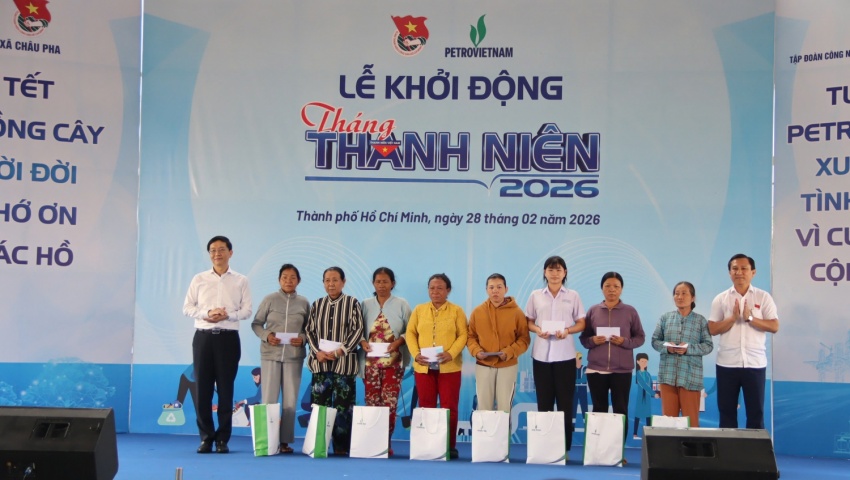 Petrovietnam trao tặng 20 suất quà cho các hộ gia đình có hoàn cảnh khó khăn tại các ấp thuộc xã Châu Pha
