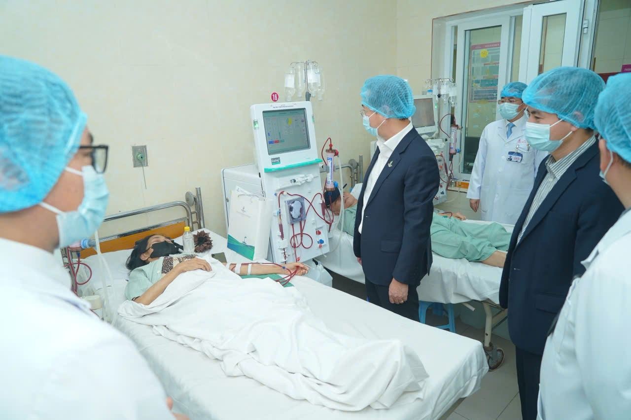 PVEP trao tặng máy chạy thận nhân tạo cho Bệnh viện E Hà Nội”
