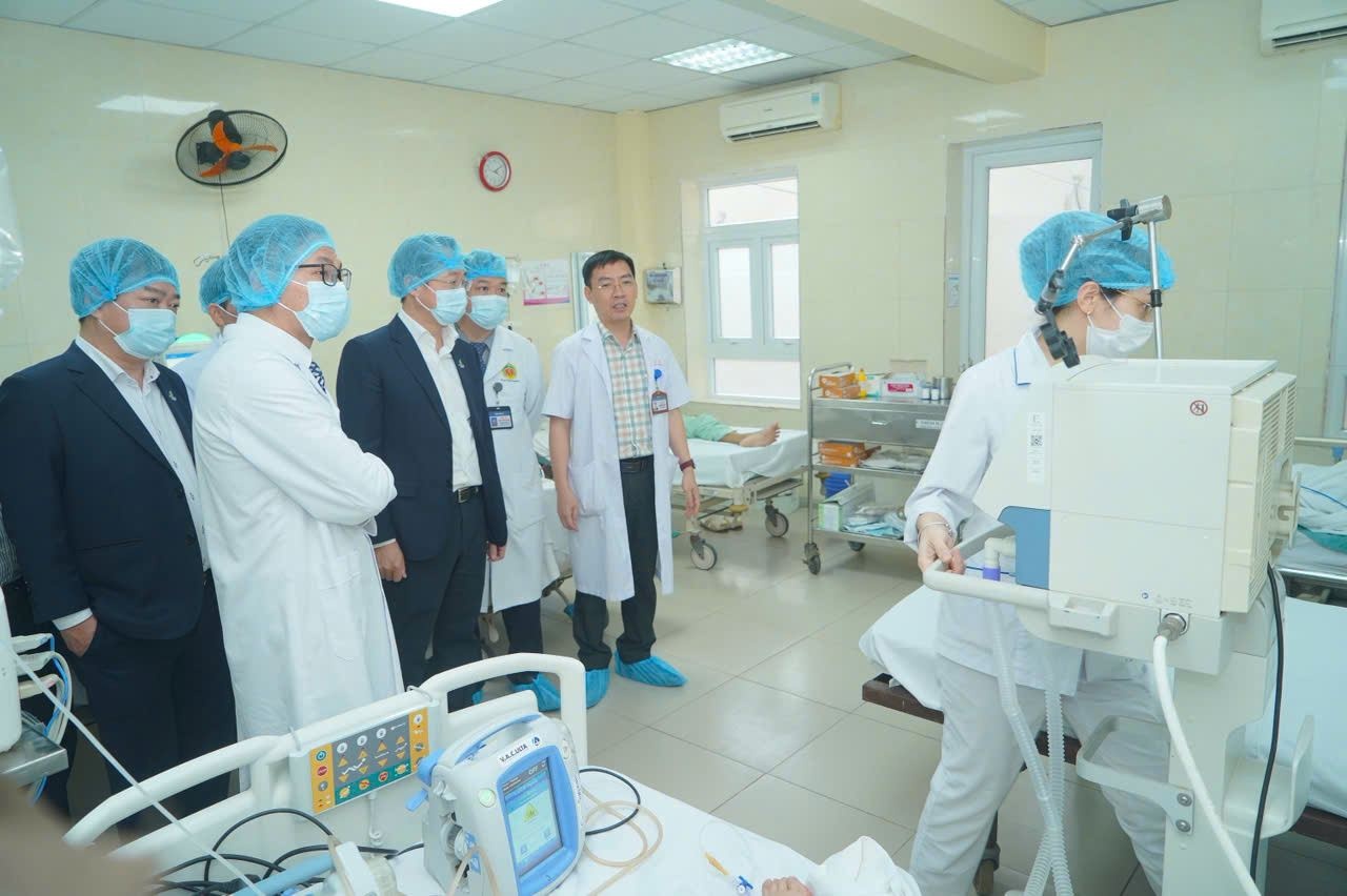 Lãnh đạo PVEP thăm các phòng bệnh và kiểm tra hoạt động của hệ thống chạy thận nhân tạo