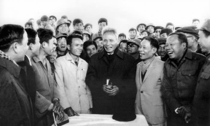Thủ tướng Phạm Văn Đồng trong một chuyến đến thăm các giàn khoan ven biển miền Bắc ở những năm 1975. Ảnh tư liệu.