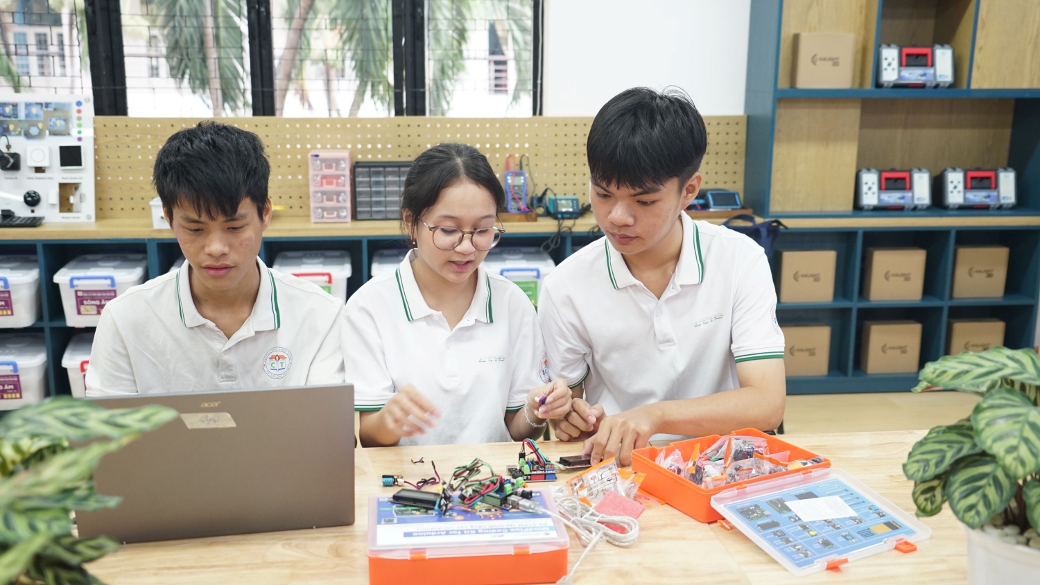 Học sinh Trường THPT Châu Thành trải nghiệm thực hành tại phòng STEM mới.