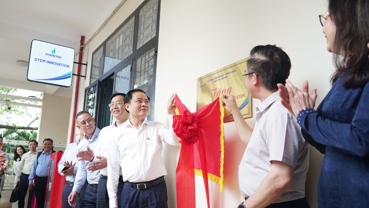 Ông Đặng Minh Thông - Phó Bí thư Thành ủy TP Hồ Chí Minh; ông Lê Ngọc Sơn - Bí thư Đảng ủy, Chủ tịch HĐTV Petrovietnam và các đại biểu khánh thành phòng thực hành giáo dục STEM do Petrovietnam tài trợ tại Trường THPT Châu Thành (TP Hồ Chí Minh).