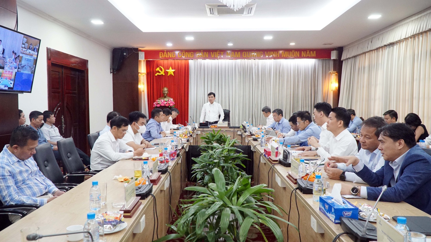 Ông Lê Xuân Huyên – Phó Tổng Giám đốc phụ trách Ban điều hành Petrovietnam chủ trì cuộc họp giao ban CEO với các đơn vị về đánh giá tình hình sản xuất kinh doanh những tháng đầu năm và triển khai nhiệm vụ các tháng tiếp theo