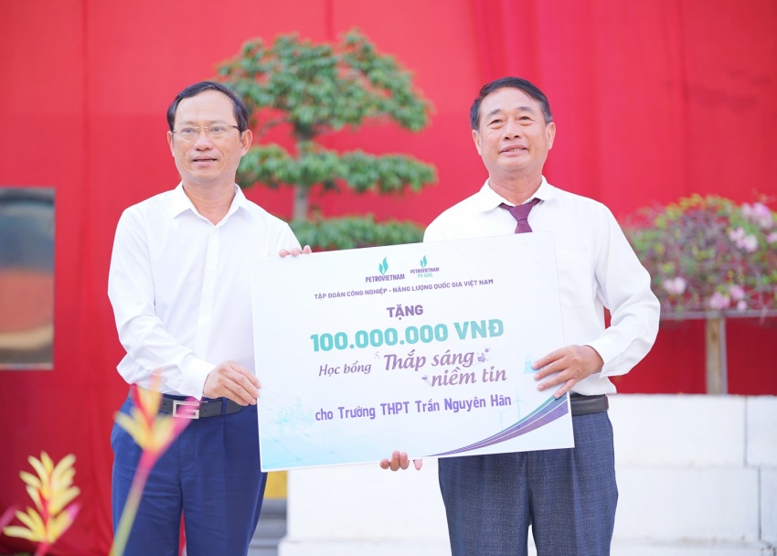Ông Lê Tất Thắng - Giám đốc Chi nhánh Khí Đông Nam Bộ trao tặng bảng tài trợ 100 triệu đồng học bổng “Thắp sáng niềm tin” cho Trường THPT Trần Nguyên Hãn.