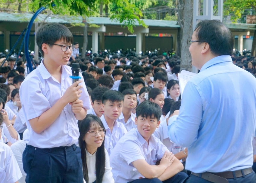 Học sinh Trường THPT Trần Nguyên Hãn hào hứng tham gia trả lời các câu hỏi tìm hiểu về Petrovietnam.