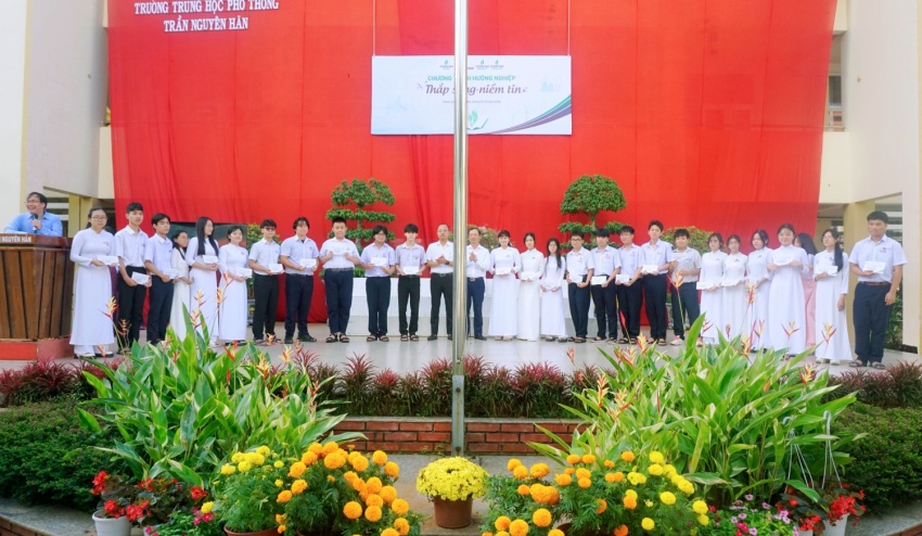 Petrovietnam trao học bổng cho các em học sinh Trường THPT Trần Nguyên Hãn.
