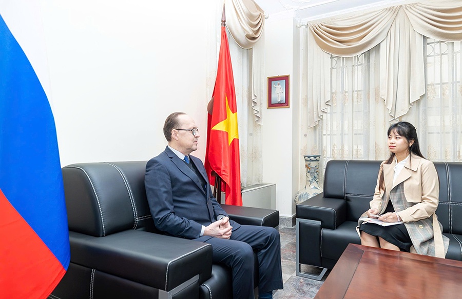 Đại sứ Nga tại Việt Nam Gennady Stepanovich Bezdetko trò chuyện với PV. (Ảnh: Phong Sơn)