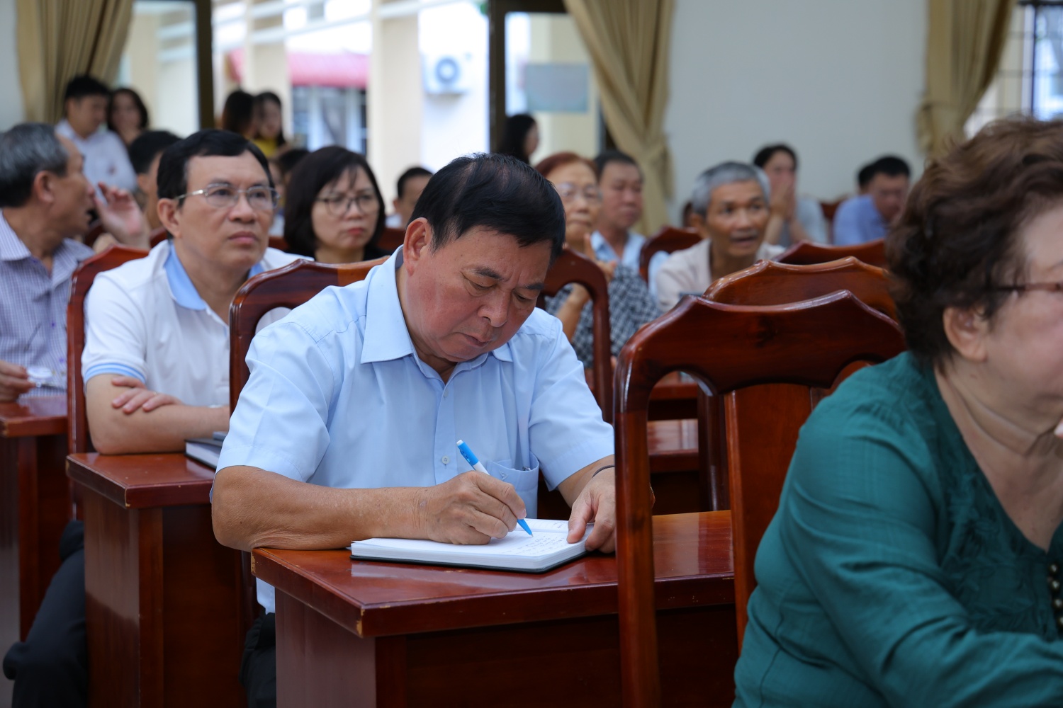 Các cử tri phường Vũng Tàu lắng nghe và ghi chép, tìm hiểu thông tin về các ứng cử viên.
