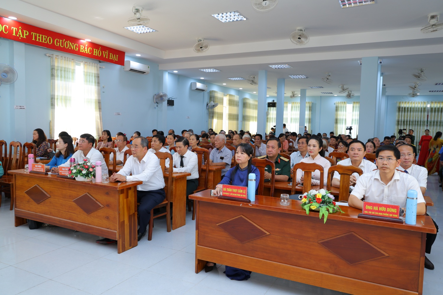Hơn 200 cử tri phường Tam Thắng tham dự hội nghị.