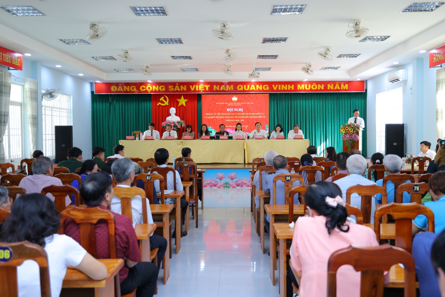 Toàn cảnh hội nghị.