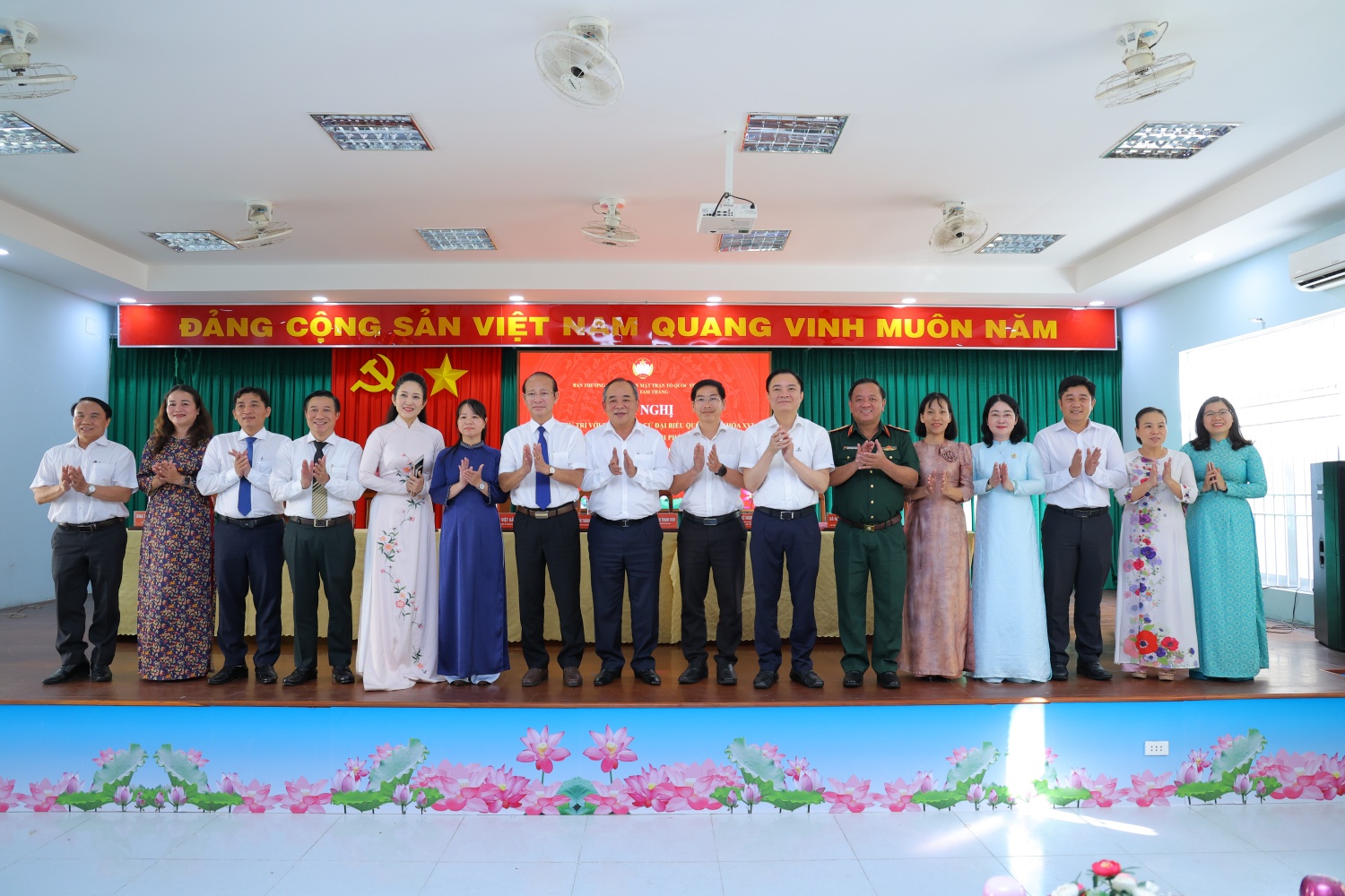 Các ứng cử viên ĐBQH và đại biểu HĐND cùng lãnh đạo phường Tam Thắng.