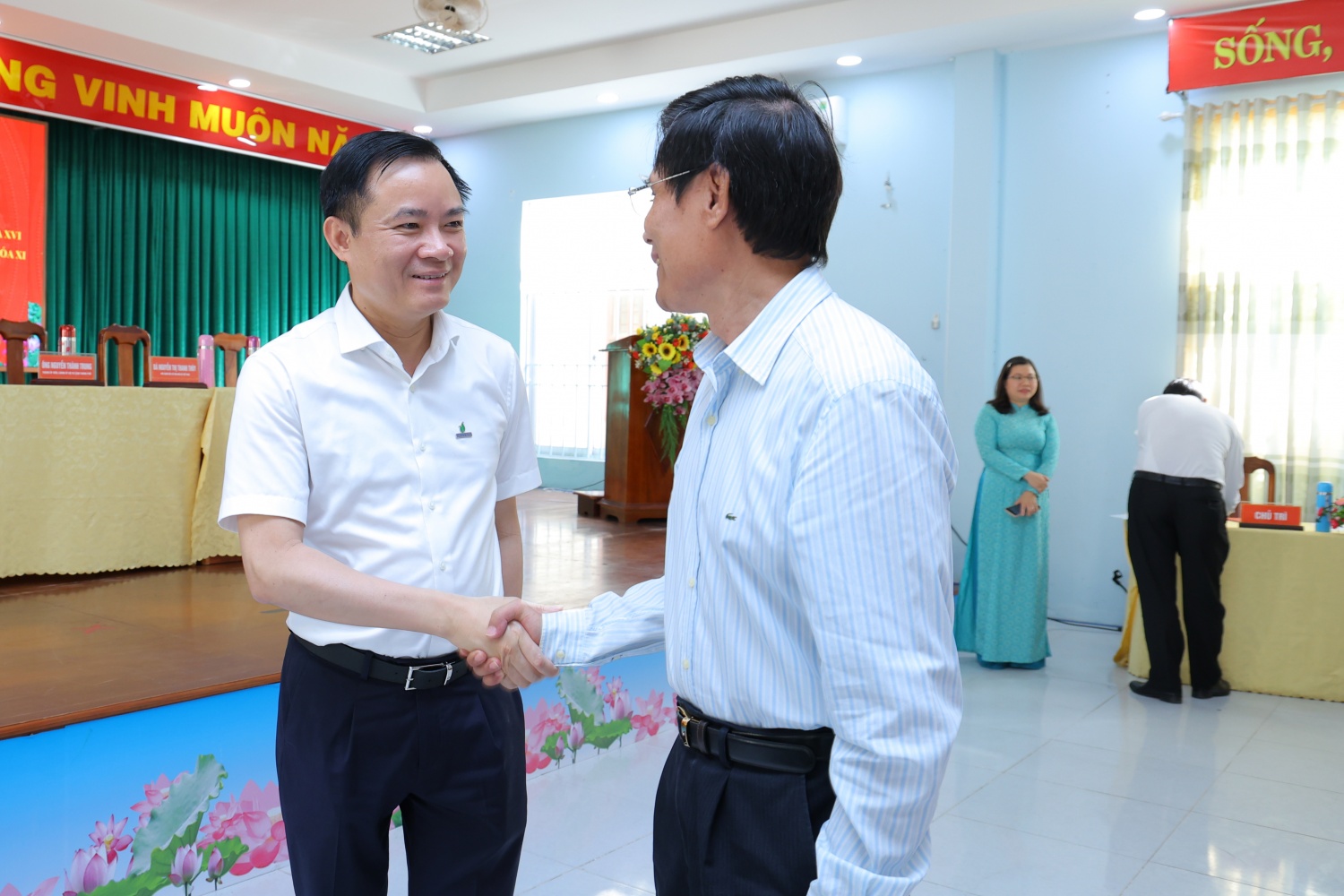 Ứng cử viên Lê Ngọc Sơn trao đổi với các cử tri dự hội nghị.