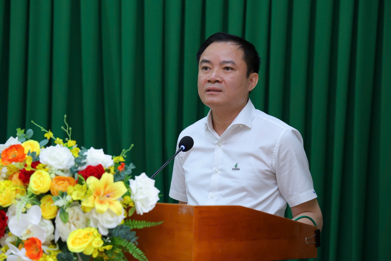 Ứng cử viên Lê Ngọc Sơn, Bí thư Đảng ủy, Chủ tịch HĐTV Petrovietnam trao đổi về những thắc mắc của cử tri liên quan đến hoạt động của Tập đoàn.