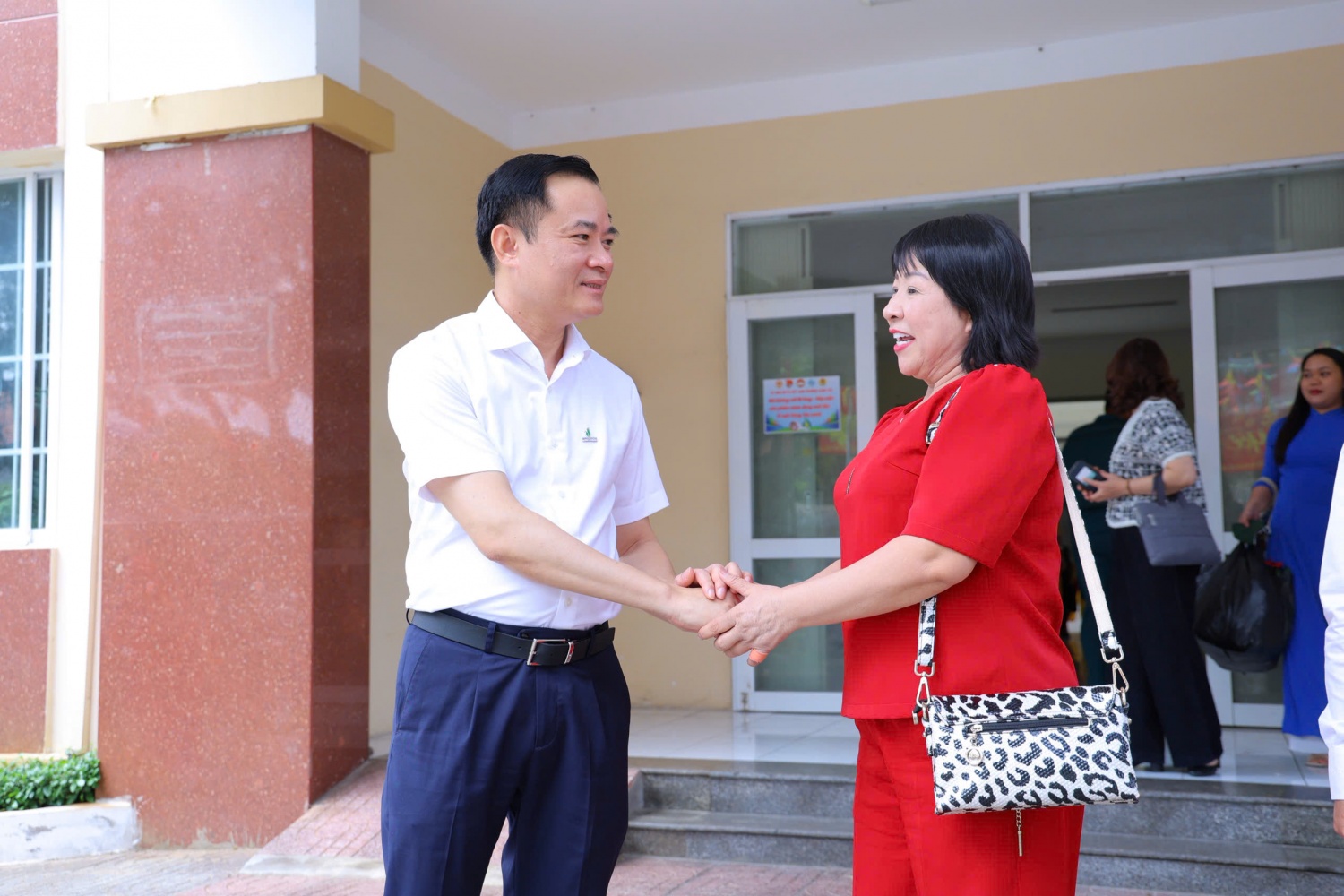Cử tri Phan Thị Bạch Tuyết bày tỏ tin tưởng cao đối với các ứng cử viên ĐQBH và kỳ vọng các ứng cử viên sẽ tiếp tục phát huy năng lực, kinh nghiệm để đóng góp nhiều hơn nữa cho xây dựng và phát triển kinh tế - xã hội địa phương.