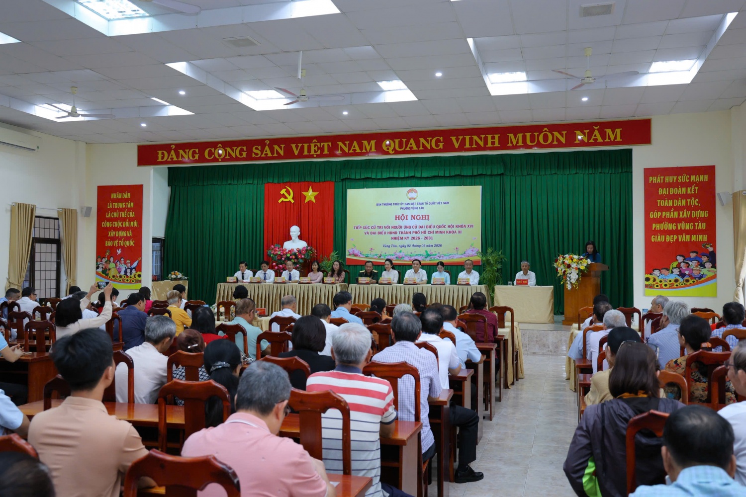 Toàn cảnh hội nghị.