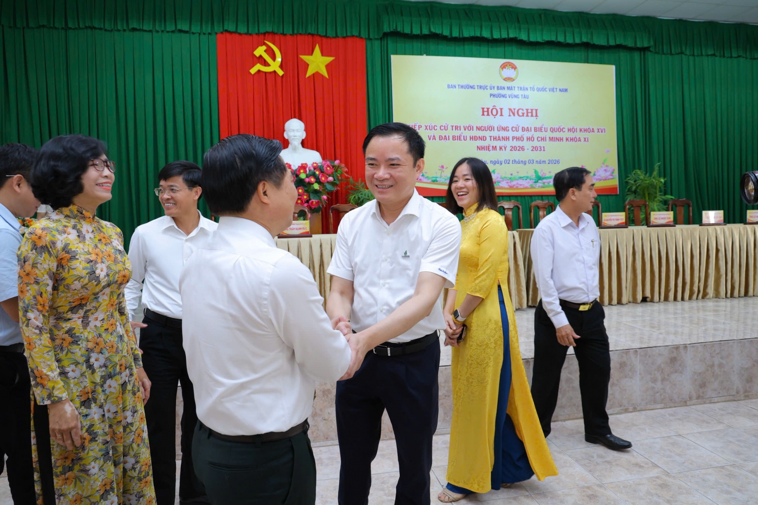 Đồng chí Lê Ngọc Sơn trao đổi với các cử tri tại hội nghị.