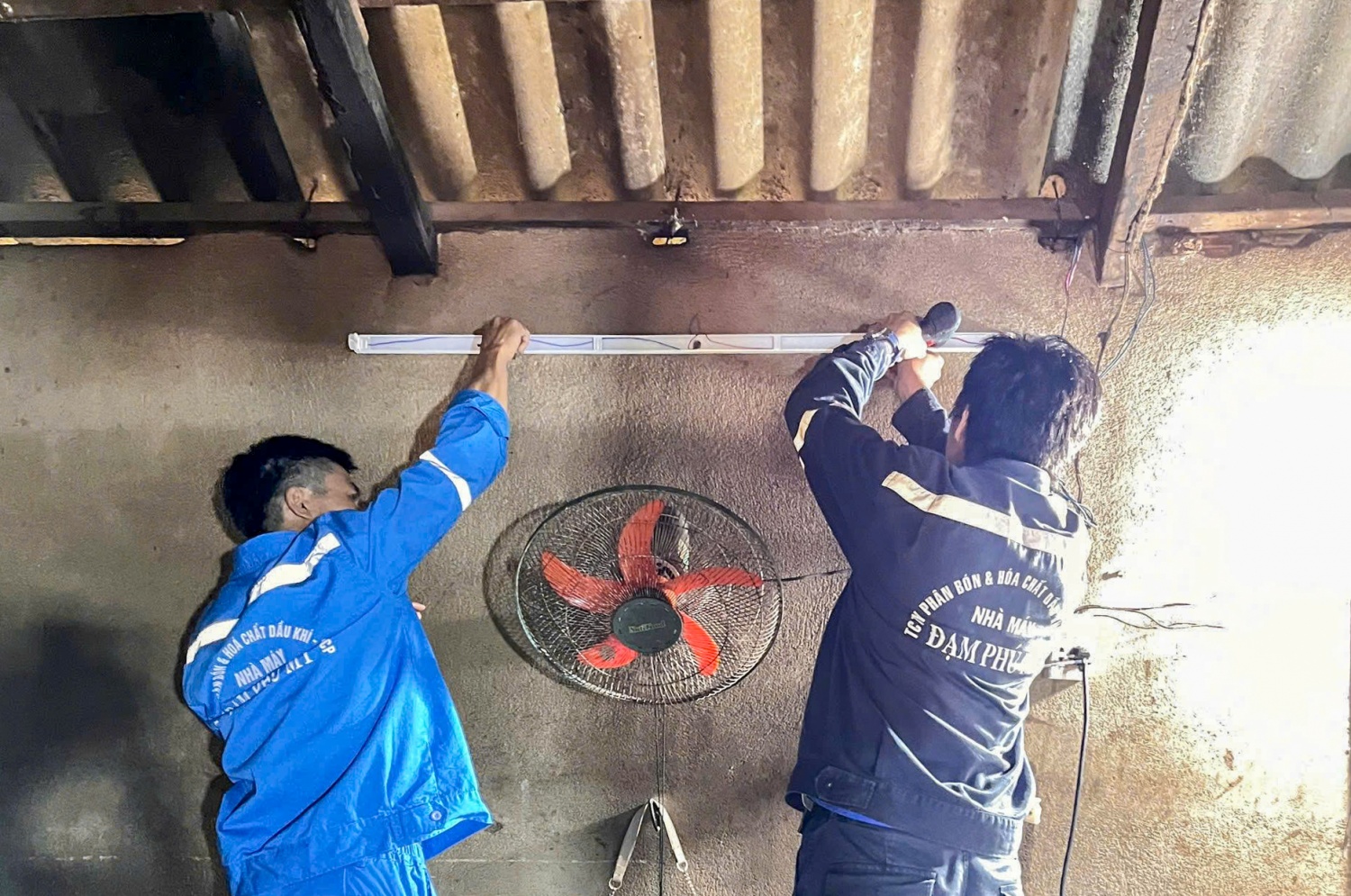 Những thiết bị điện được thay mới đúng kỹ thuật bởi bàn tay của người lao động tại Nhà máy đạm Phú Mỹ.