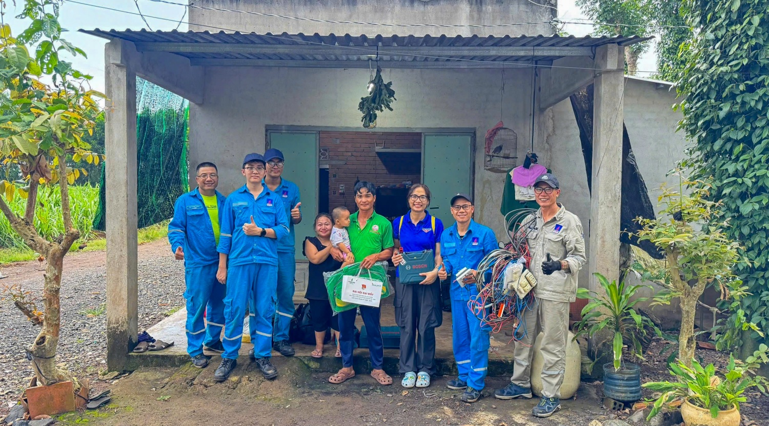 Đoàn Thanh niên Tổng công ty phối hợp cùng Đoàn cơ sở Nhà máy đạm Phú Mỹ sửa chữa điện cho hộ gia đình khó khăn tại xã Bàu Lâm (TP HCM).