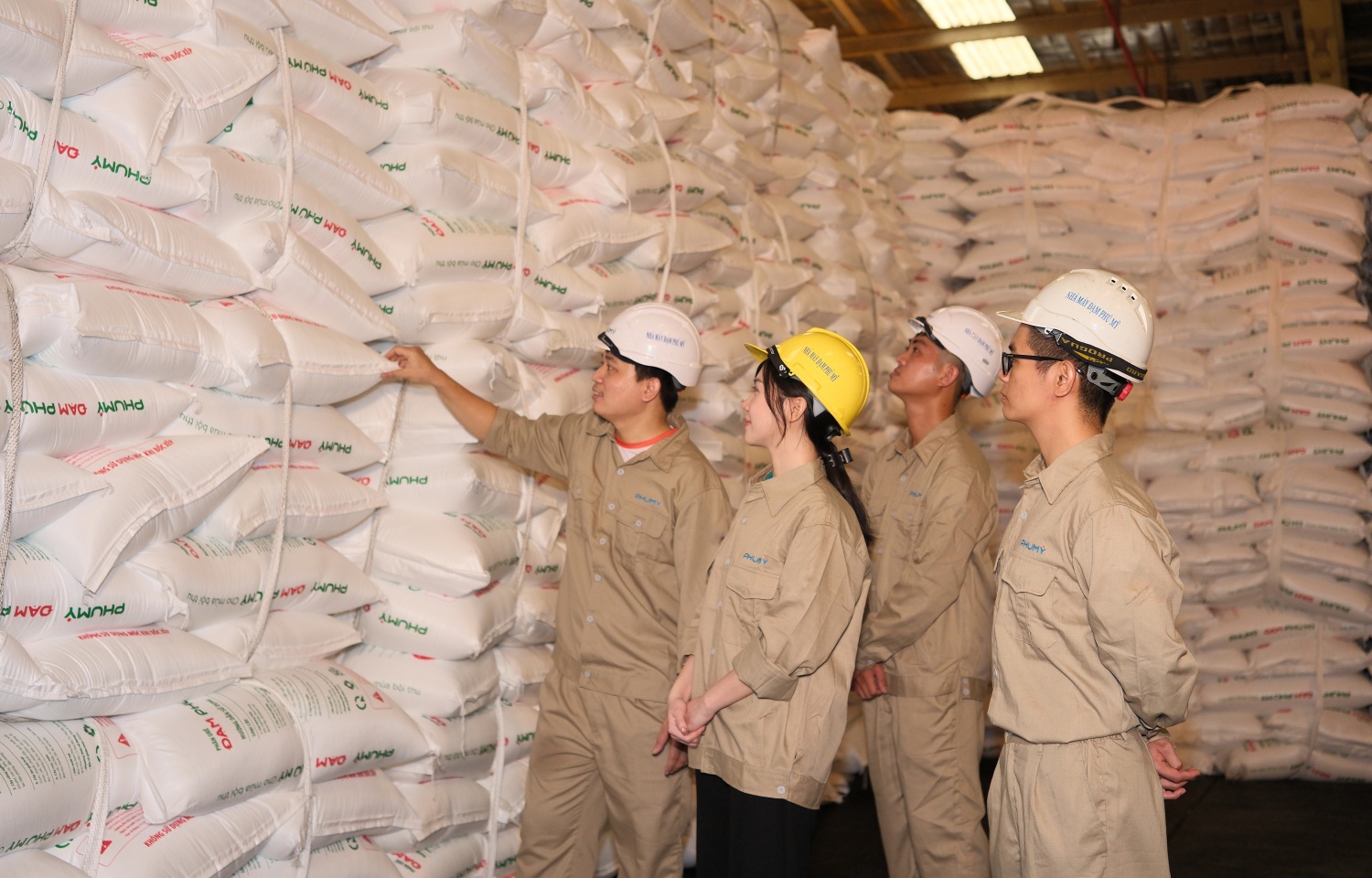Trong những thời điểm thị trường biến động, lực lượng lao động địa phương làm việc tại các công trình, nhà máy của Petrovietnam vẫn được duy trì ở mức ổn định.