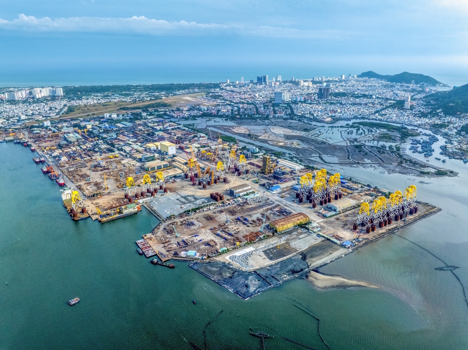 Toàn cảnh Trung tâm Công nghiệp năng lượng và hậu cần kỹ thuật Petrovietnam/PTSC.