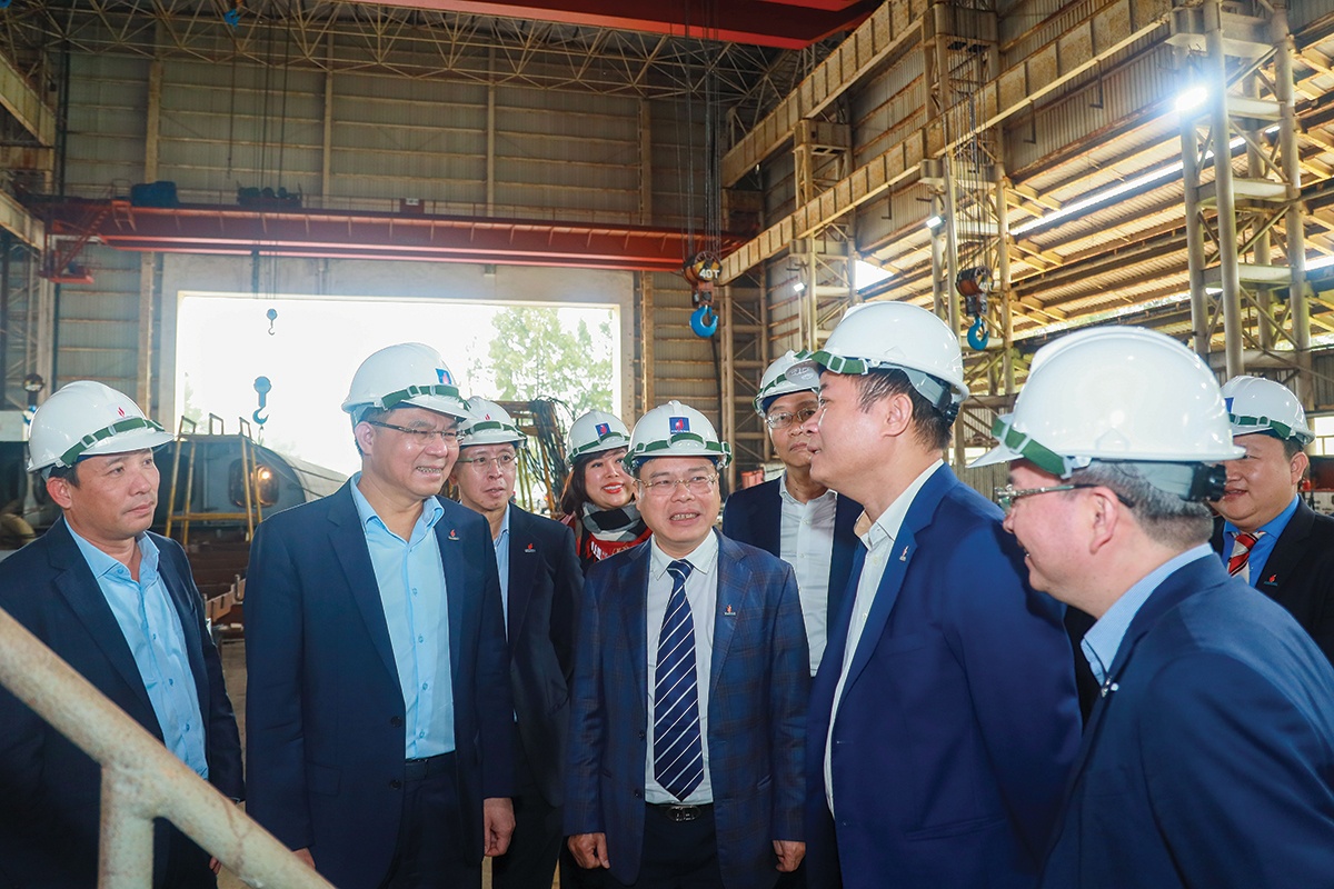 Tổng Giám đốc PVSM Nguyễn Anh Minh (đứng giữa) báo cáo về tình hình sản xuất kinh doanh của đơn vị với lãnh đạo Petrovietnam