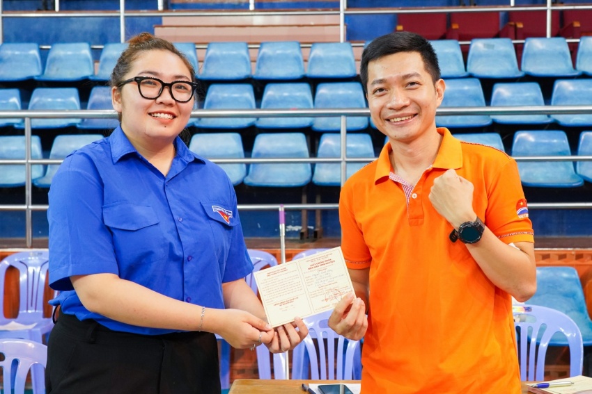 Tuổi trẻ Petrovietnam phấn khởi khi nhận giấy chứng nhận hiến máu.