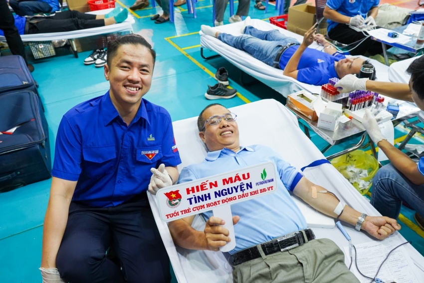 Đông đảo cán bộ, đoàn viên, thanh niên Vietsovpetro và các đơn vị trong Petrovietnam tham gia hiến máu.