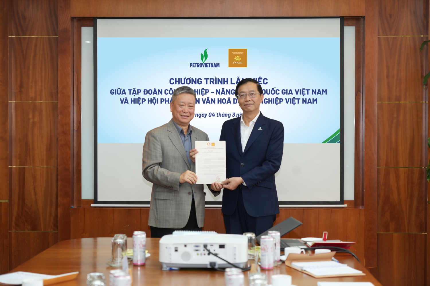Chủ tịch Hiệp hội Phát triển Văn hóa Doanh nghiệp Việt Nam Hồ Anh Tuấn trân trọng mời đồng chí Trần Quang Dũng - Phó Bí thư Thường trực Đảng ủy Petrovietnam giữ cương vị đồng Chủ tịch Diễn đàn quốc gia “Văn hóa với Doanh nghiệp” năm 2026.