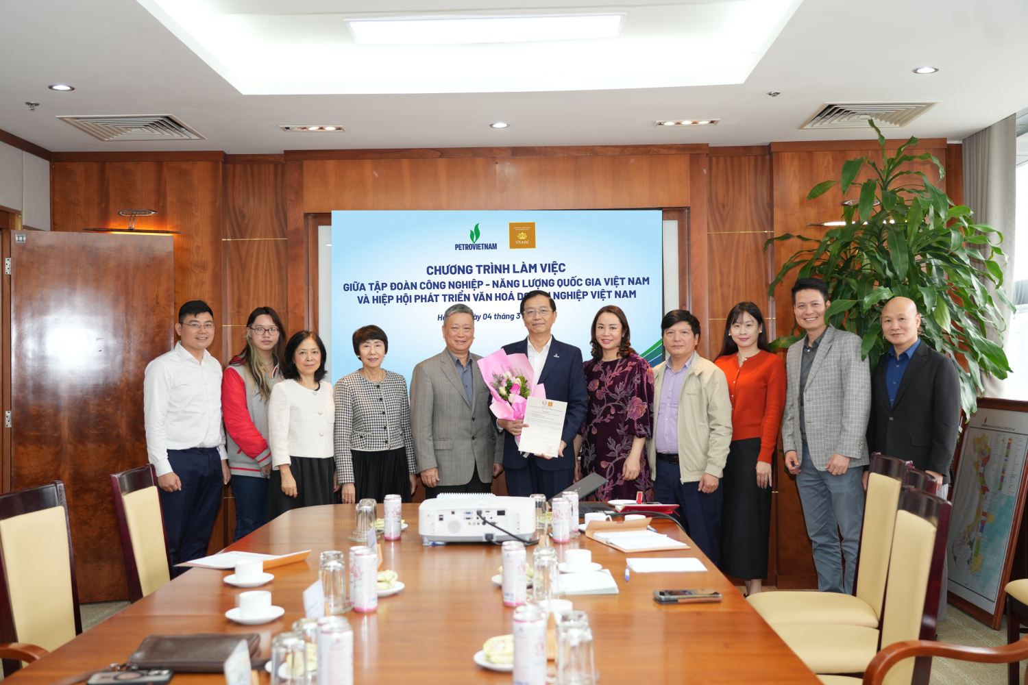 Các đại biểu tham dự buổi làm việc