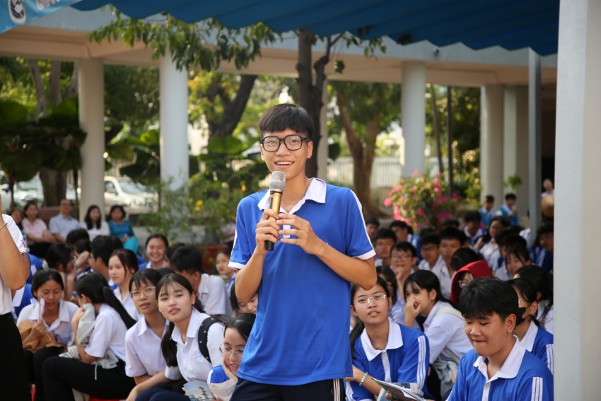 Học sinh Trường THPT Bà Rịa hào hứng tham gia trả lời câu hỏi về Petrovietnam.