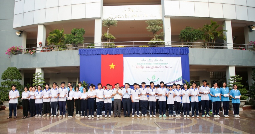 Petrovietnam trao học bổng cho các em học sinh Trường THPT Bà Rịa.