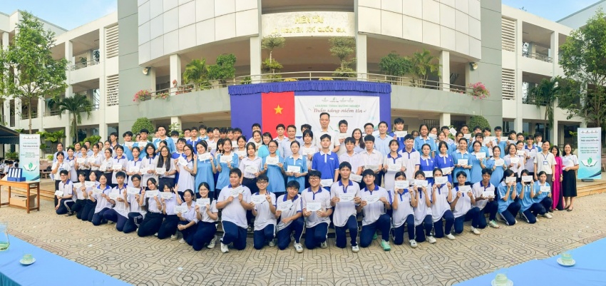 Thầy cô, học sinh Trường THPT Bà Rịa cùng đại diện của Petrovietnam tham dự chương trình.