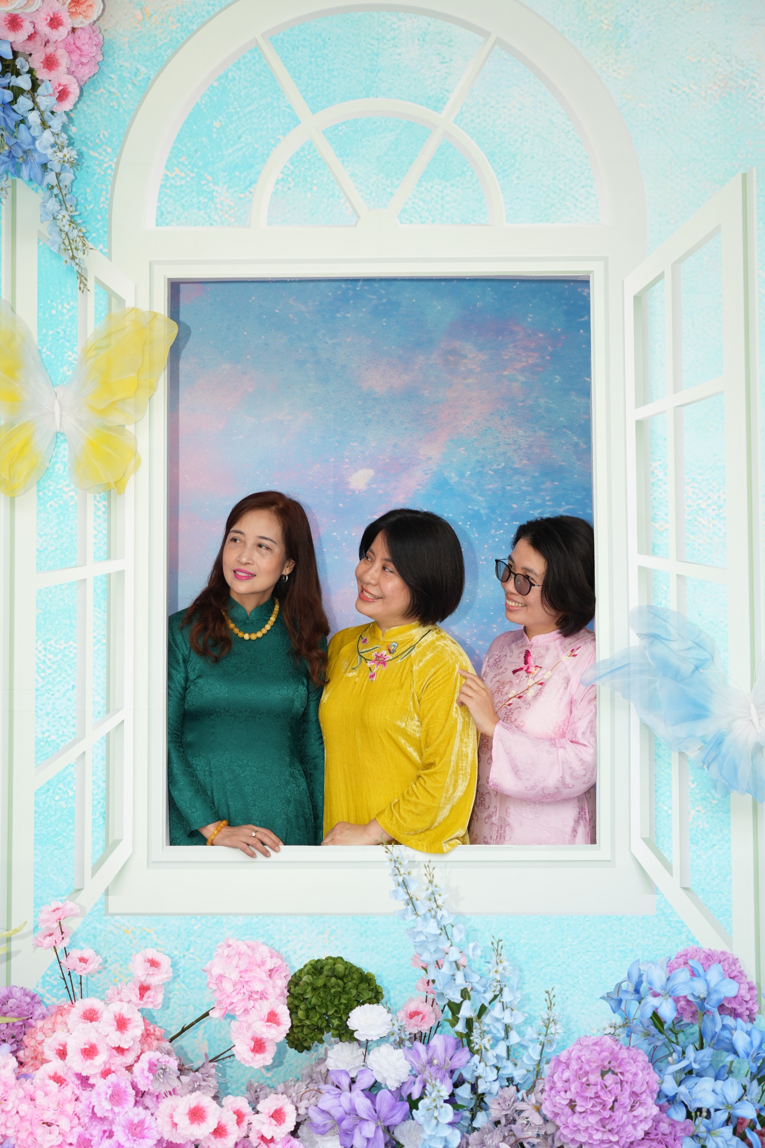 Những bức ảnh ghi lại niềm vui ngày kỷ niệm, đồng thời thể hiện tinh thần đoàn kết, gắn bó của đội ngũ nữ cán bộ trong “mái nhà chung” Bộ máy QL&ĐH Petrovietnam