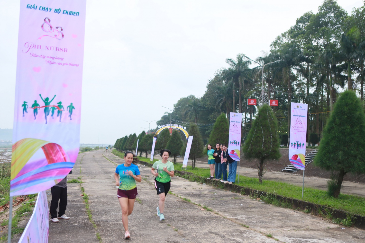 Giải chạy năm nay có sự tham gia của 10 đội thi đấu, được đánh số từ 1 đến 10; mỗi đội gồm 6 thành viên cùng phối hợp hoàn thành phần thi theo hình thức tiếp sức. Theo thể lệ, mỗi vận động viên hoàn thành quãng đường 1 km sẽ quay về vạch xuất phát và truyền cờ hiệu cho đồng đội tiếp theo, lần lượt cho đến khi cả 6 thành viên hoàn thành phần thi với tổng quãng đường 6 km.