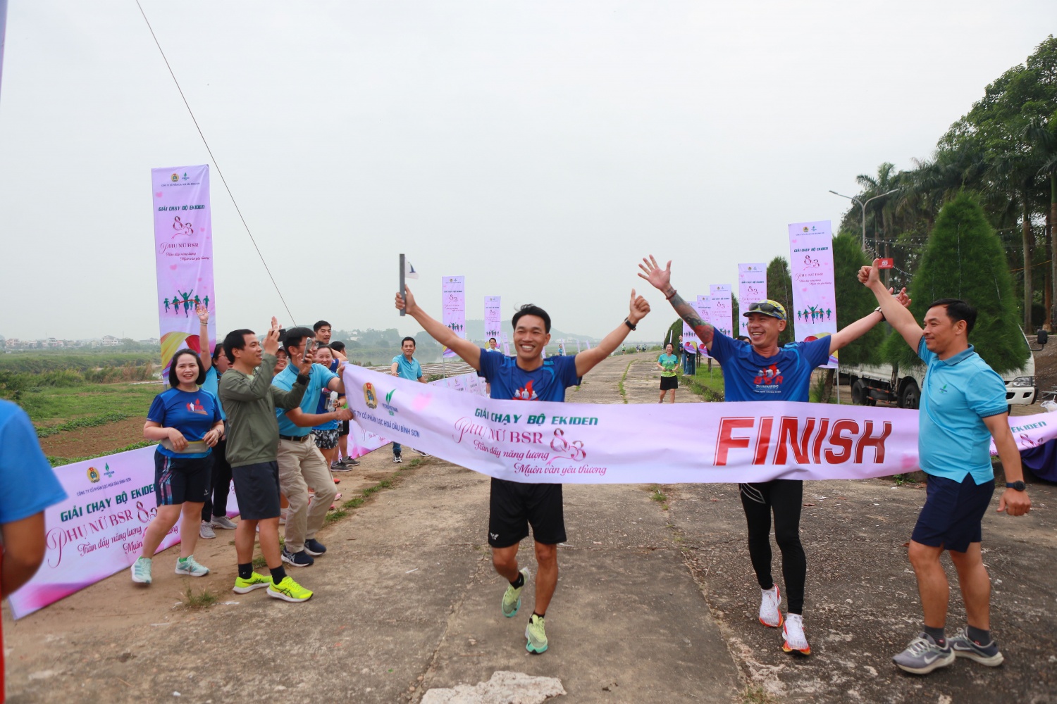 Vận động viên Trương Văn Tĩnh - Ban An toàn Chất lượng, thành viên đội số 1 bứt tốc về đích ở lượt chạy cuối, giúp đội giành vị trí Quán quân tại Giải chạy bộ Ekiden BSR năm 2026.