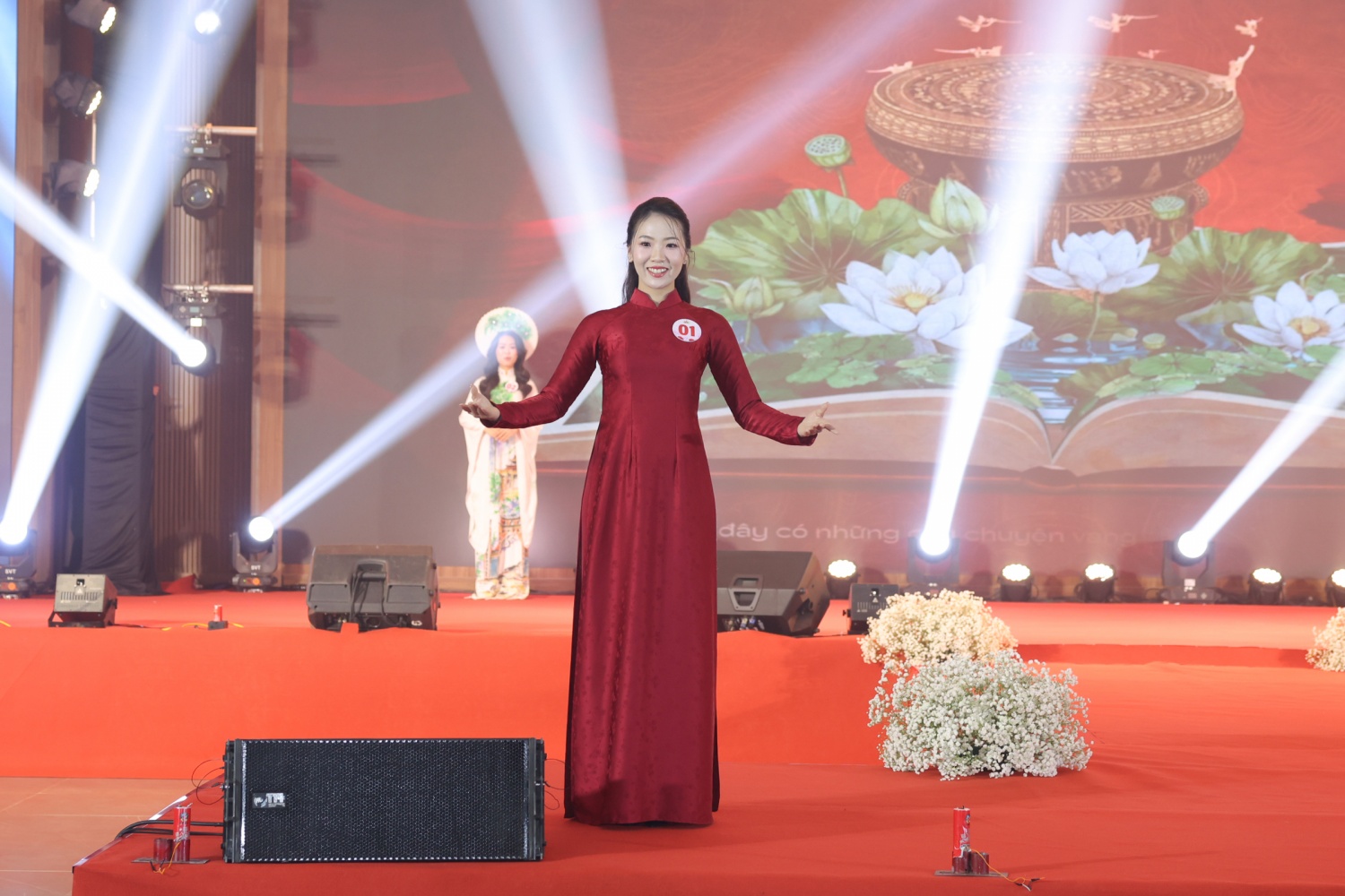 Chị Nguyễn Hải Anh - Cơ quan Tổng công ty biểu diễn phần thi trang phục