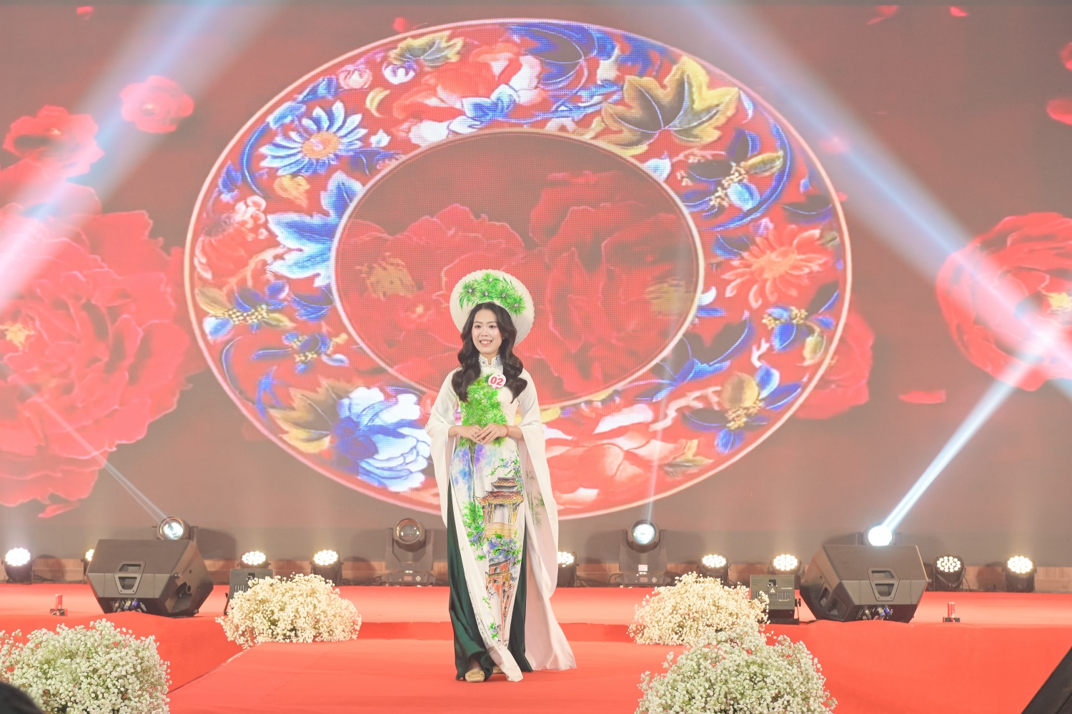 Chị Đoàn Thu Hà - PVOIL Phú Thọ biểu diễn phần thi trang phục