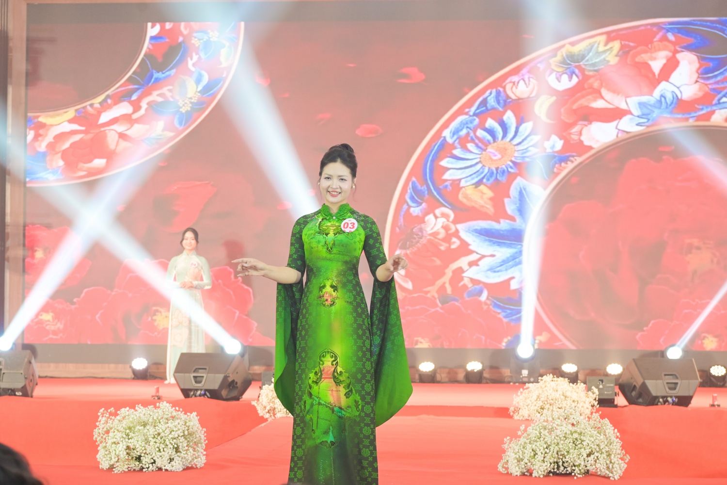 Chị Phạm Thị Thu Hiền - PVOIL Hưng Yên biểu diễn phần thi trang phục