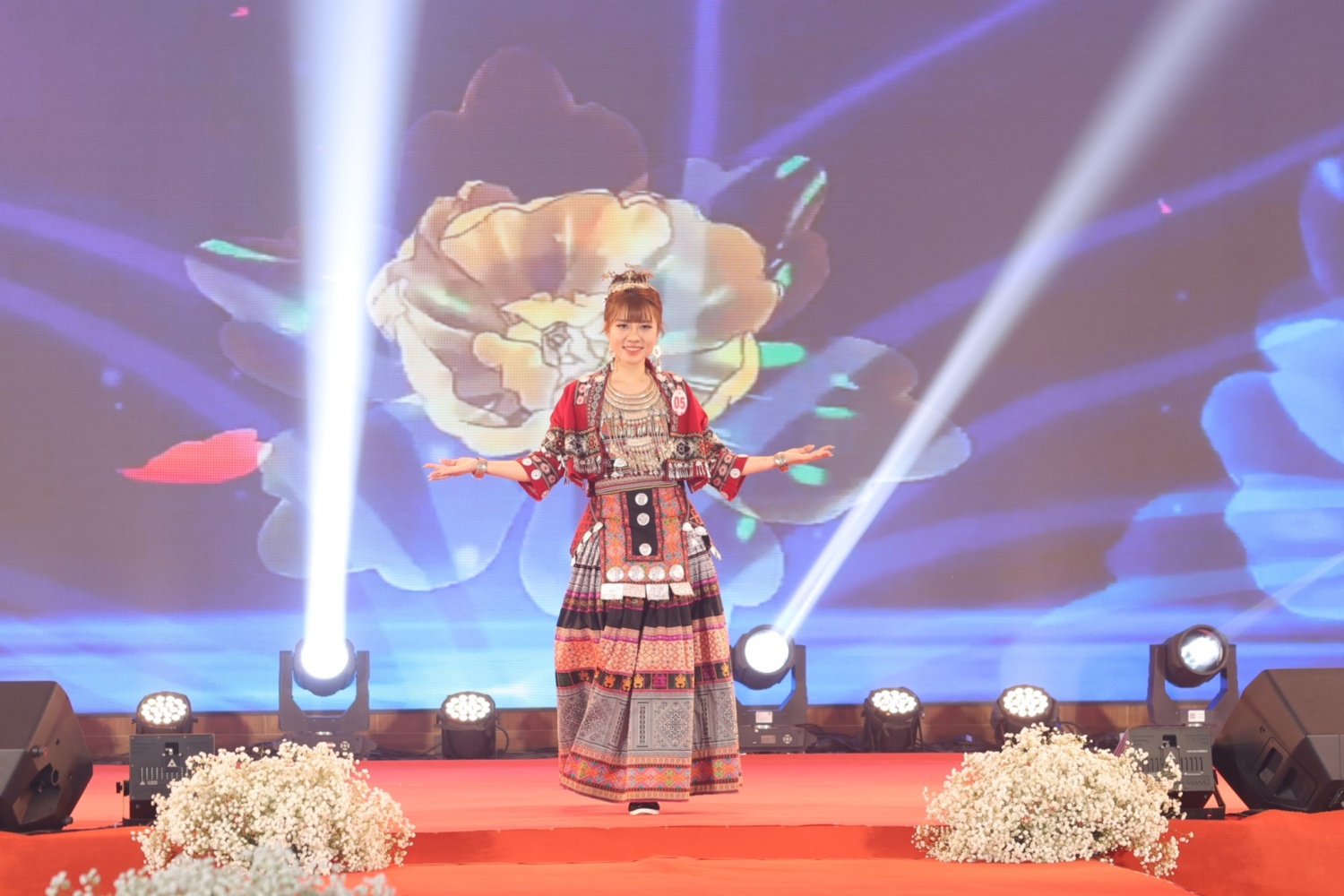 Chị Trần Thị Thanh Huyền - PVOIL Vũng Tàu biểu diễn phần thi trang phục