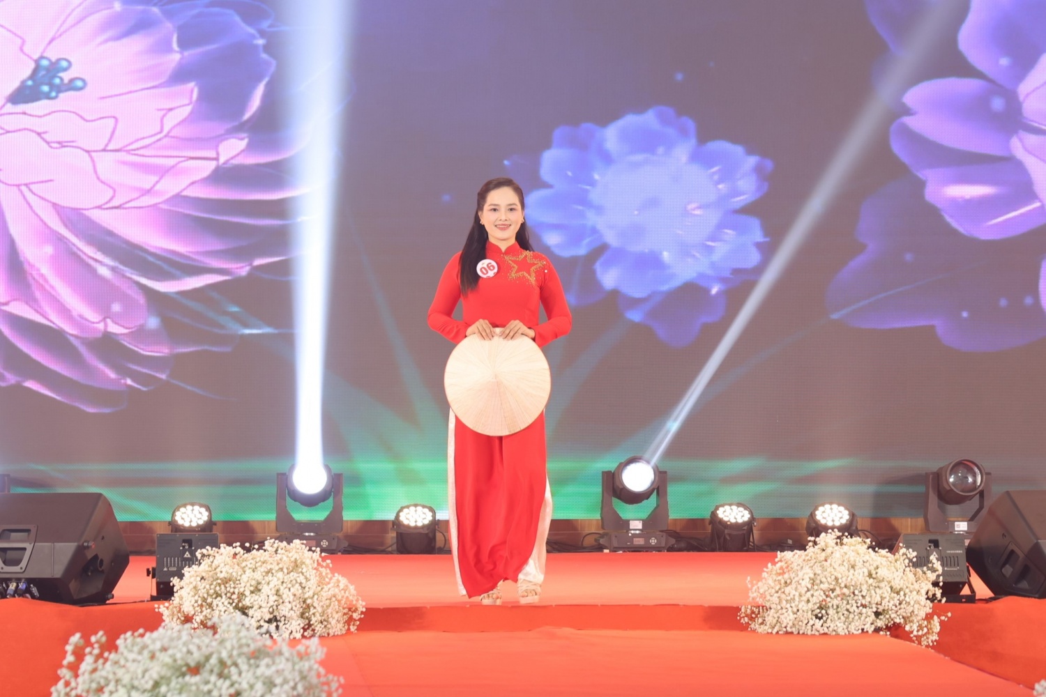 Chị Bùi Thị Khánh - PVOIL Bạc Liêu biểu diễn phần thi trang phục