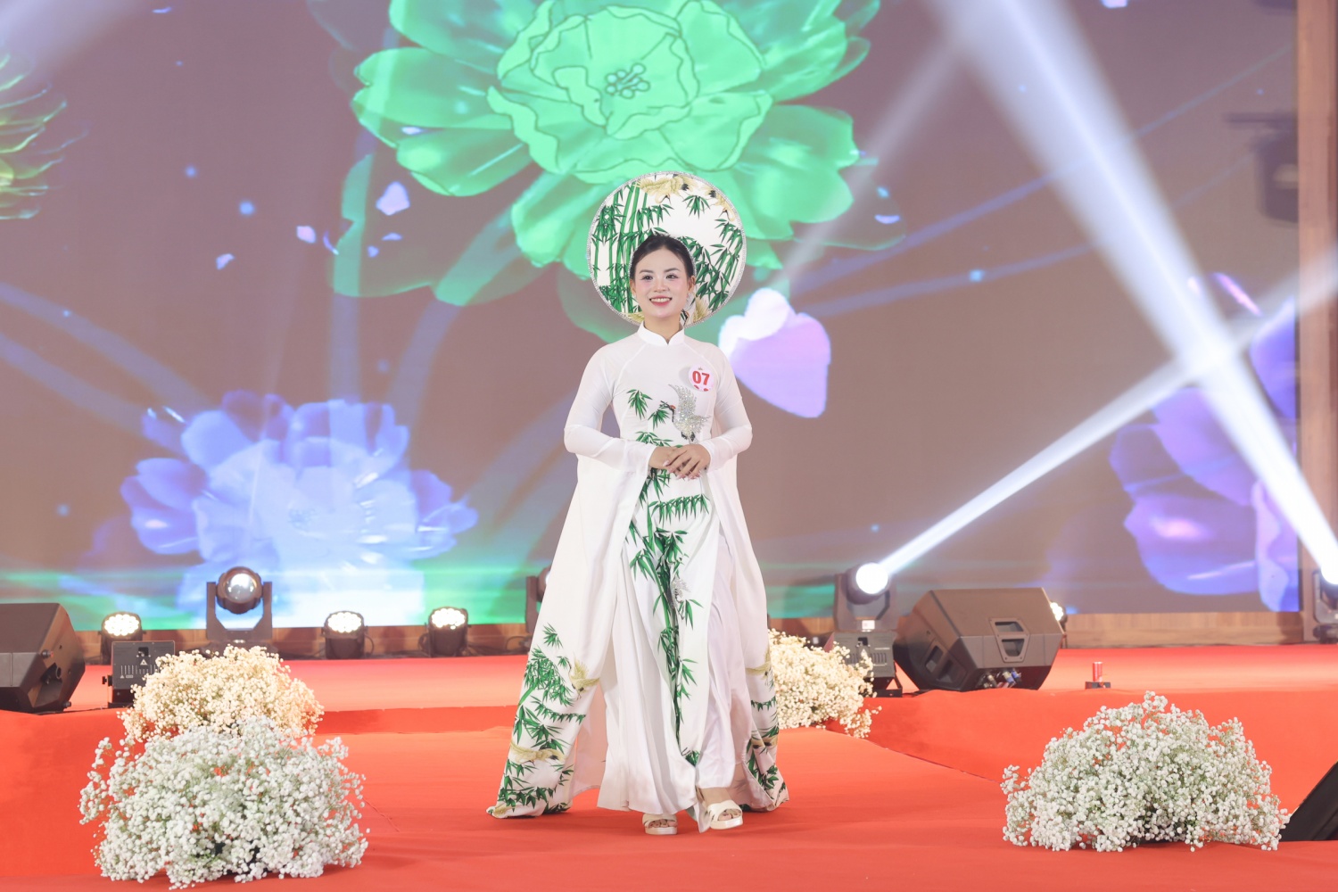 Chị Lê Thị Thanh Thùy - PVOIL Bình Thuận biểu diễn phần thi trang phục