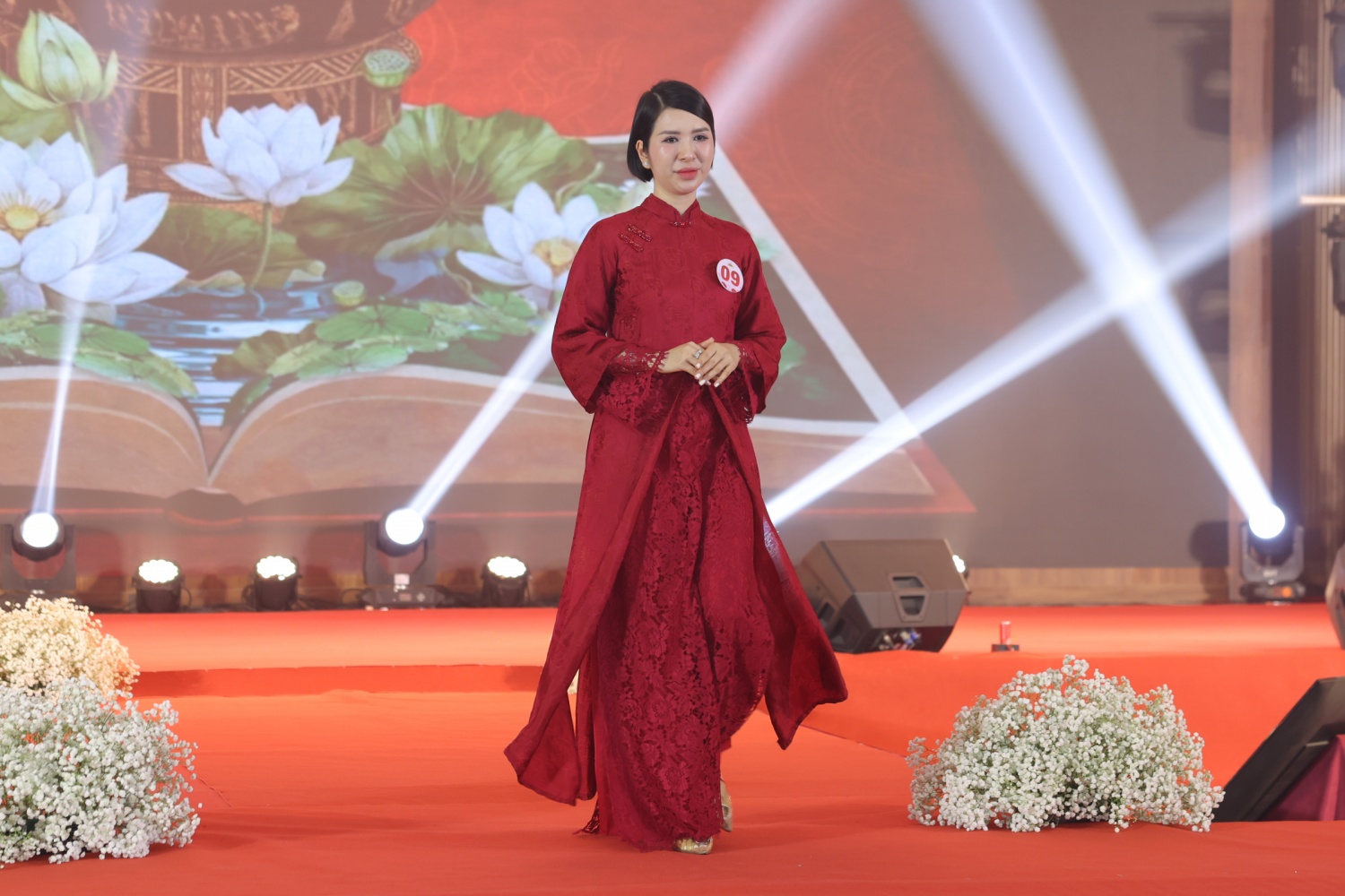 Chị Nguyễn Thị Thu Trang - PVOIL Hải Phòng biểu diễn phần thi trang phục