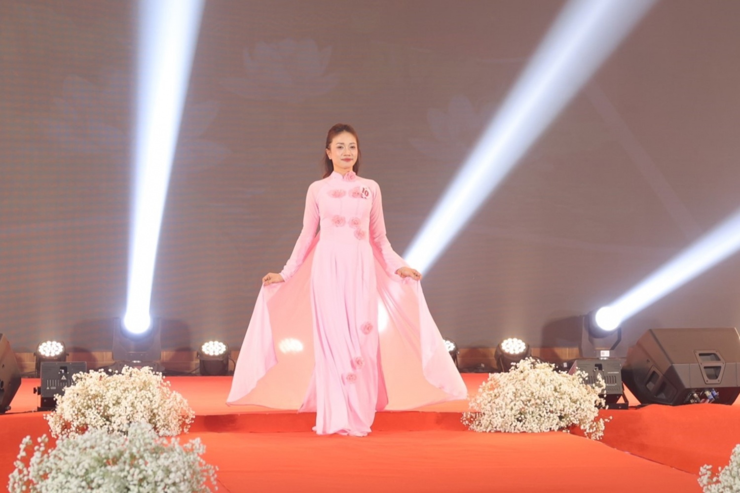 Chị Nguyễn Thị Trúc Viên - PVOIL Phú Yên biểu diễn phần thi trang phục