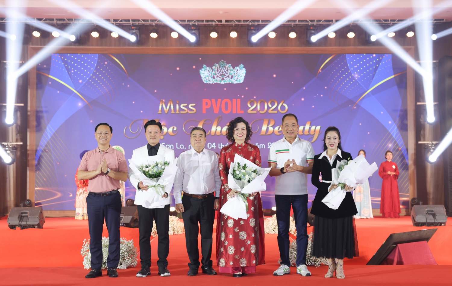 Lãnh đạo PVOIL tặng hoa cho Ban Giám khảo cuộc thi “Miss PVOIL 2026 - Mộc Châu Beauty”