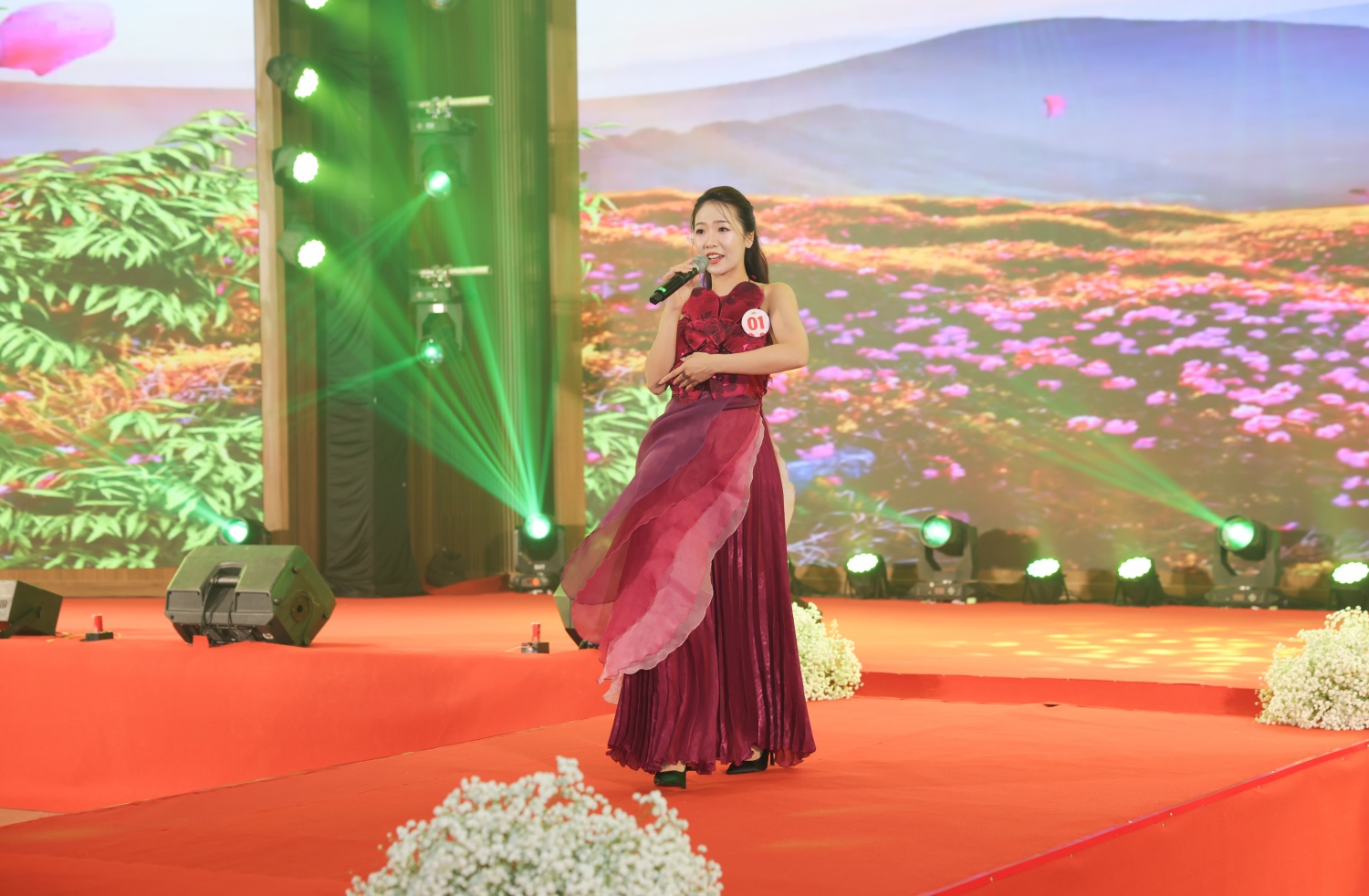 Chị Nguyễn Hải Anh - Cơ quan Tổng công ty biểu diễn phần thi năng khiếu