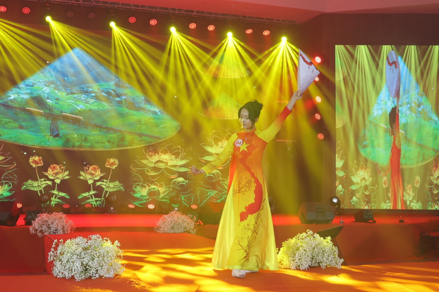 Chị Đặng Thị Khánh Huyền - PETEC biểu diễn phần thi năng khiếu