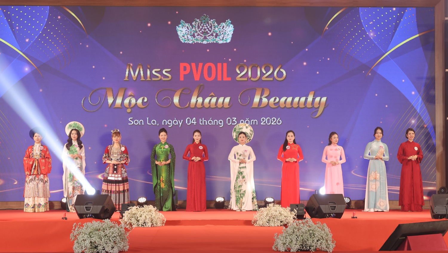 10 thí sinh bước vào phần thi trình diễn trang phục tại Vòng chung kết “Miss PVOIL 2026 - Mộc Châu Beauty”.
