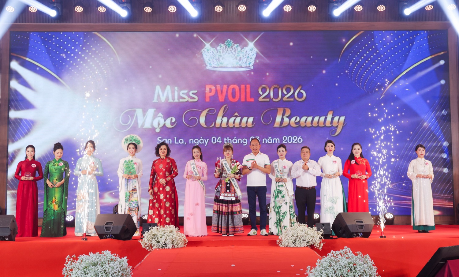 Ông Cao Hoài Dương - Bí thư Đảng ủy, Chủ tịch HĐQT PVOIL; ông Nguyễn Xuân Quyền - Thành viên HĐQT PVOIL và bà Lê Thị Thu Hương - Phó Tổng Giám đốc PVOIL trao giải cho các thí sinh đạt danh hiệu “Miss PVOIL 2026 - Mộc Châu Beauty” và danh hiệu “Miss PVOIL Future”