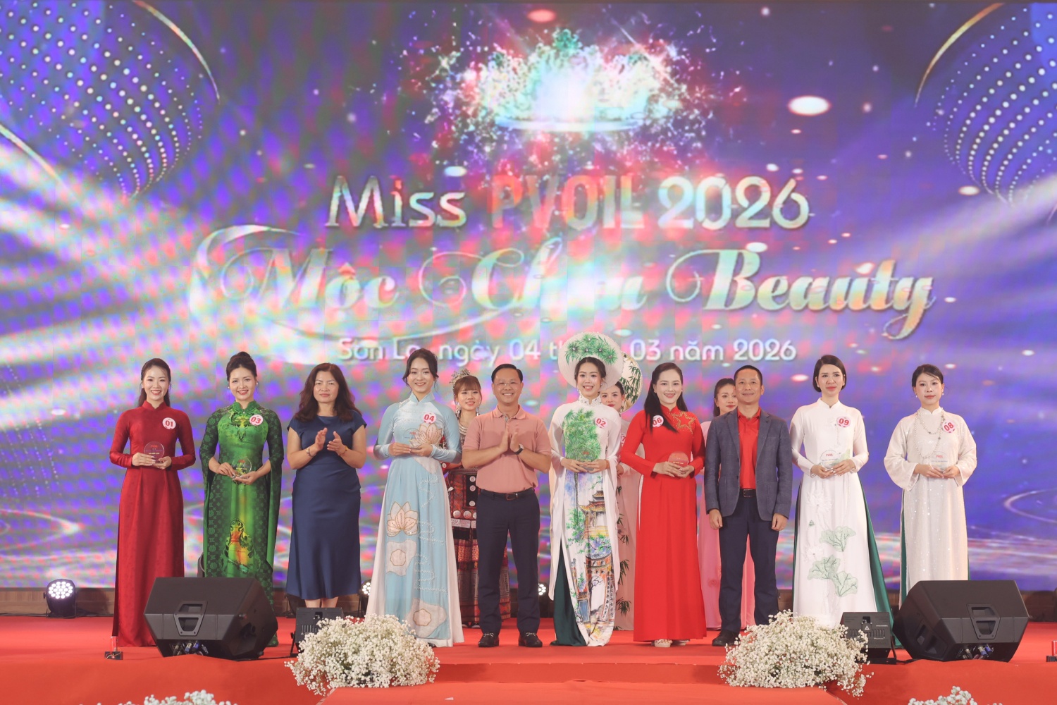 Ông Mai Xuân Hải - Chủ tịch Công đoàn PVOIL; bà Lê Thanh Thủy - Chủ tịch HĐQT PVOIL Lube; ông Vũ Mạnh Cường - Giám đốc PVOIL Phú Thọ trao giải “Triển vọng” cho các thí sinh